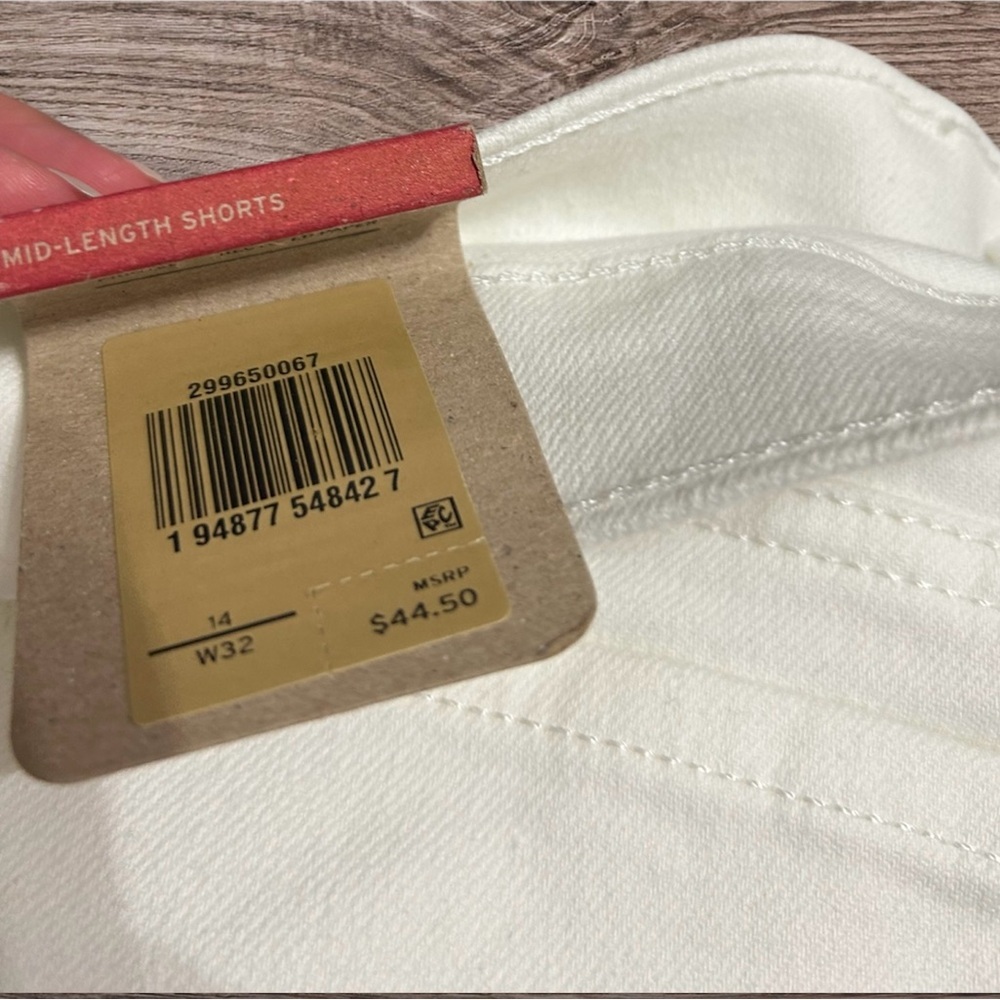 Levi's White Jean Shorts Classic Denim Style - Picture 3 of 3